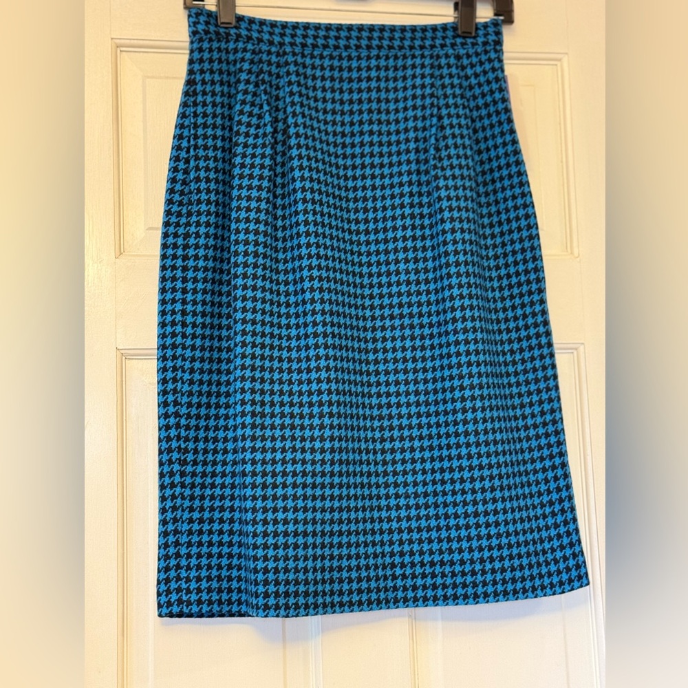 Liz Claiborne Blue and‎ Black Houndstooth Skirt